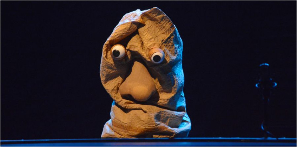 Elementos tan cotidianos como una bolsa de papel kraft cobra vida en Pareidolia.