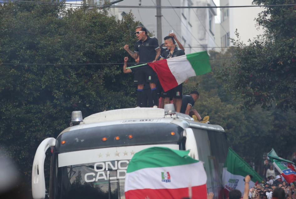 Los jugadores del Once Caldas, liderados por Dayro Moreno, subidos en el techo del bus en su llegada al estadio Palogrande para el partido con Independiente del Valle. Como es tradición en el Blanco cada que juega de local, los hinchas lo reciben con alegría y hacen que los jugadores se unan a la celebración, independiente del resultado final.