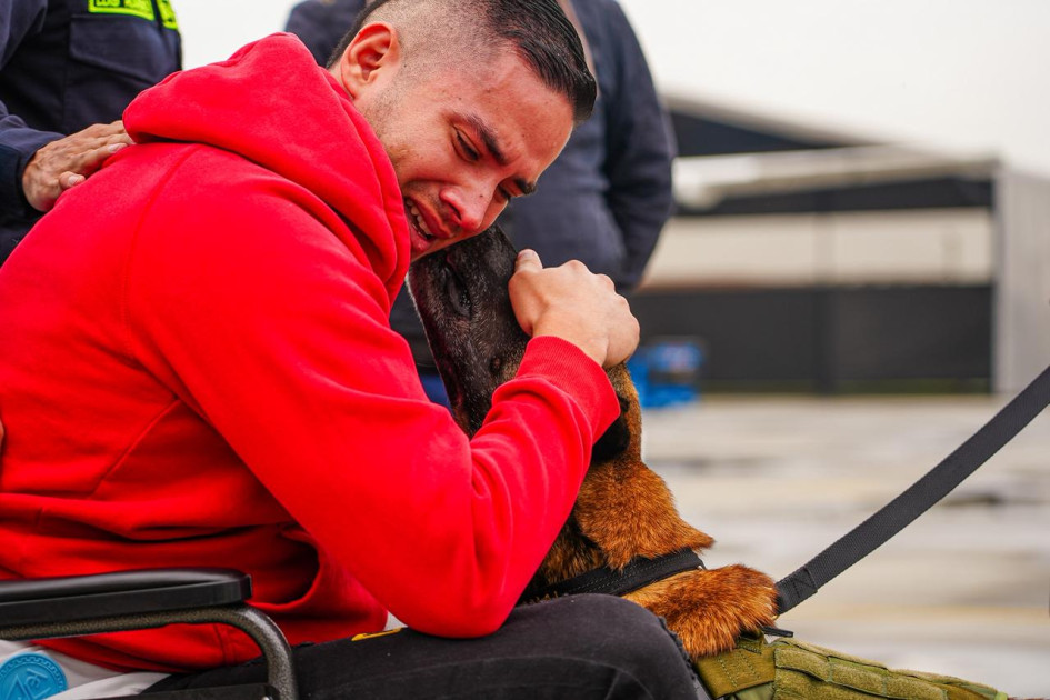 el patrullero Diego Herrera y su compañero canino Telmo