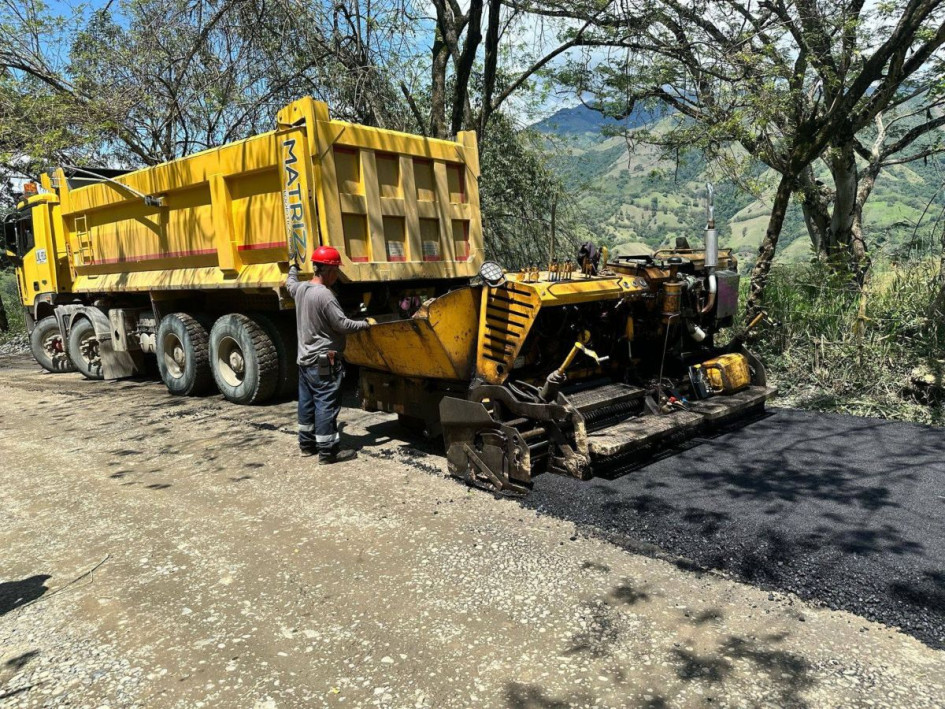 Desde el 17 de octubre del 2023 han intentado pavimentar, sin éxito, 3 kilómetros. 1 año y 6 meses de retrasos y contando. La pavimentación de la Arma (Aguadas, Caldas) - La Pintada (Antioquia) está suspendida por carencia de asfalto. 