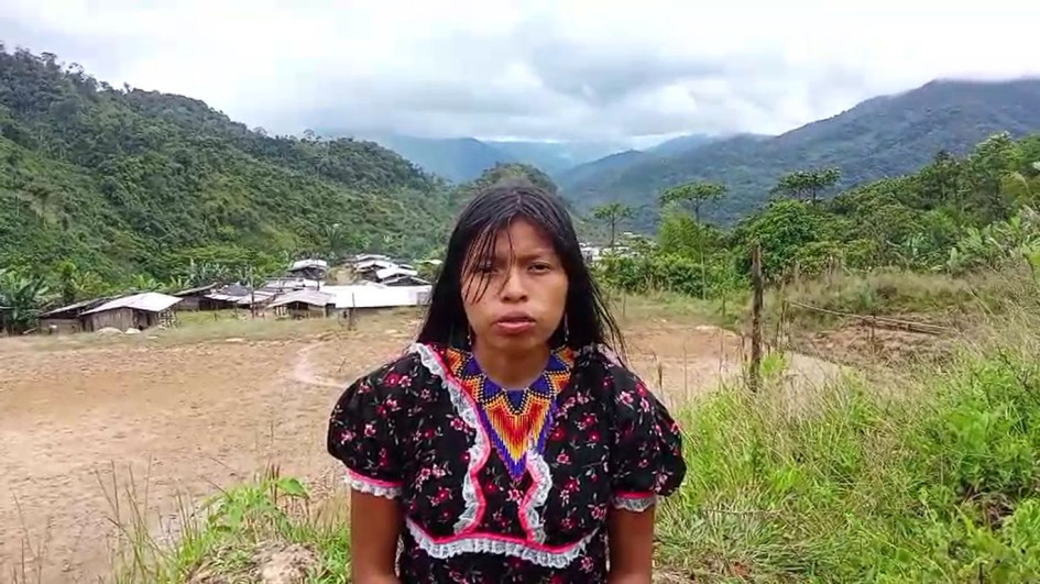 La lideresa indígena, Olivia Campo Arce lee su poema a las mujeres en voz alta en español y en su lengua materna embera Katio. 