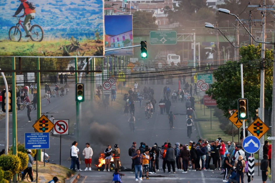 Personas bloquean una vía durante una manifestación este miércoles, en Otavalo (Ecuador). El presidente, Daniel Noboa, aseguró que su país enfrenta "actos de terrorismo disfrazados de protesta".