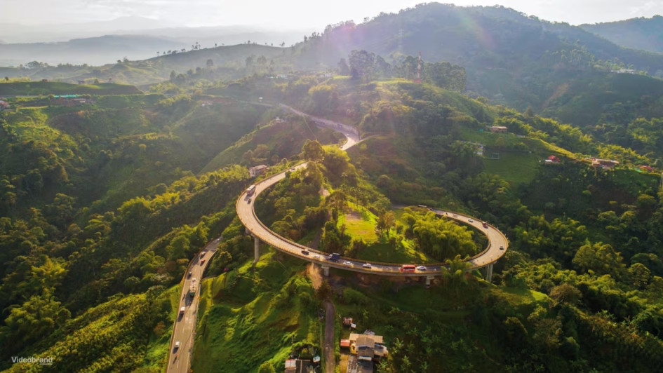 En Caldas, Risaralda y Quindío señalan cinco hitos de las alianzas público-privadas (APP) y el riesgo de acabarlas. El presidente Petro ha planteado "levantar los peajes". En la foto, el puente Helicoidal de Autopistas del Café.