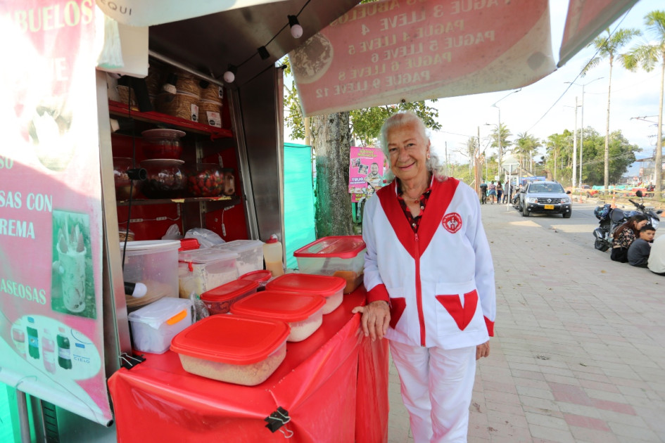 Rosalba Carmona Colorado, de 82 años, se aferra su venta de obleas en Chipre. La Alcaldía de Manizales aclara que está a la espera de la decisión de un juez. Esta es su historia.