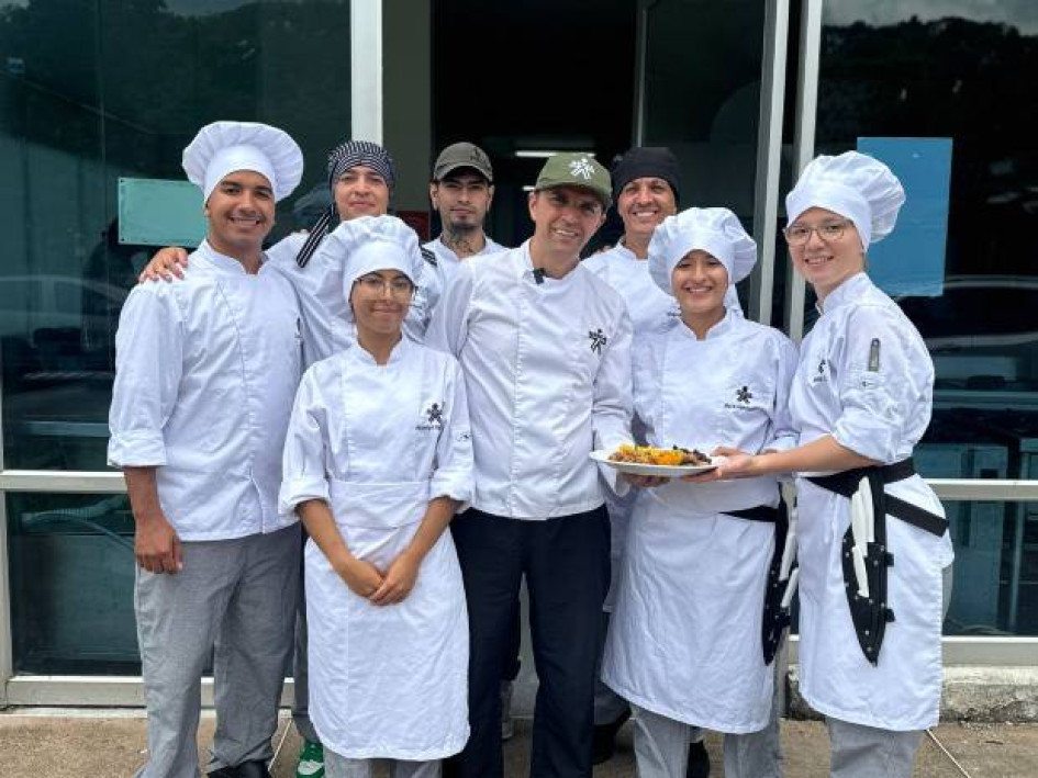 Fotos I Cortesía Sena para LA PATRIA  Los tres competidores, el instructor y los otros cuatro aprendices que apoyarán el estand de Caldas en el Festival de Cocina 2025.