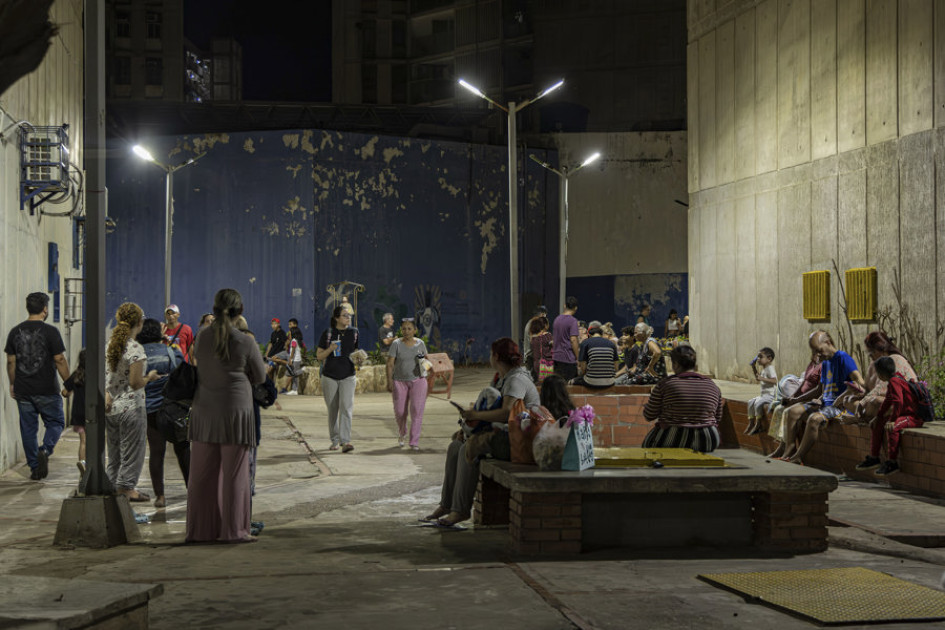 Personas permanecen en la calle durante la madrugada por movimientos sísmicos este jueves, en Maracaibo (Venezuela).