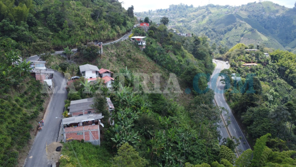 Construyen una salida del atraso: habitantes de la vereda El Arenillo celebran la pavimentación de un tramo vial, a cargo de la Alcaldía de Manizales. Dicen que se reducen riesgos y tiempos de viaje, pero piden atender fallas geológicas y cunetas deterioradas.