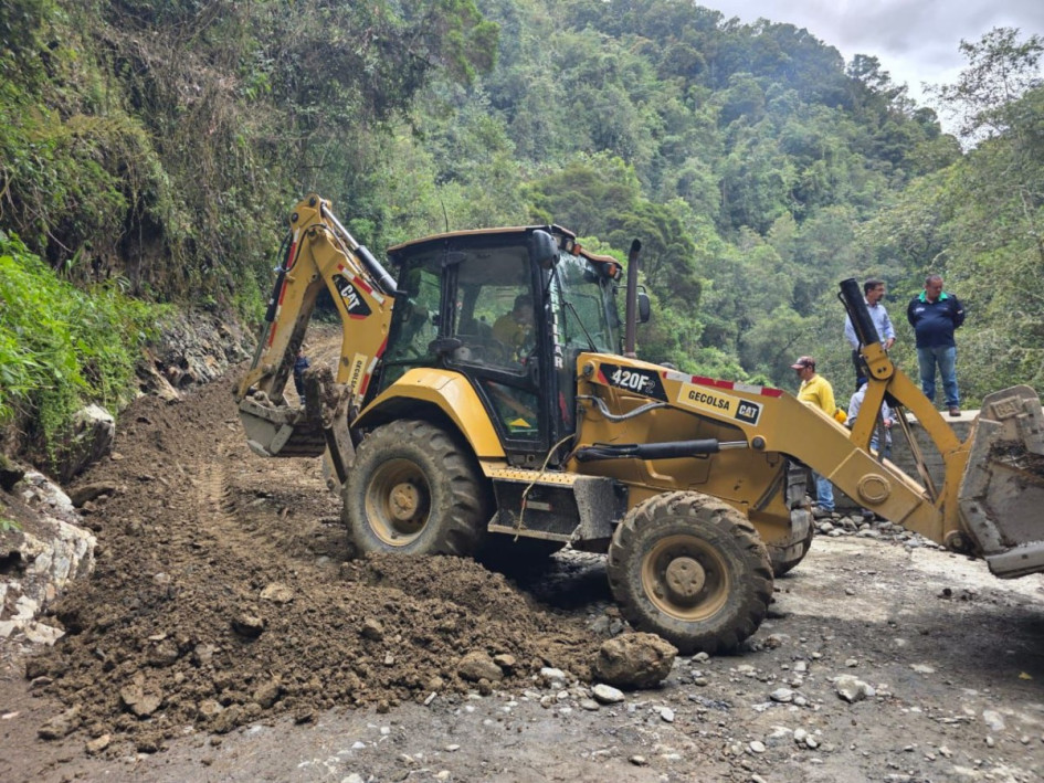 La vía está en reconstrucción y tiene habilitado un paso parcial para vehículos livianos. Sugieren transitar con precaución. Así ha cambiado la vía, en el oriente de Caldas.