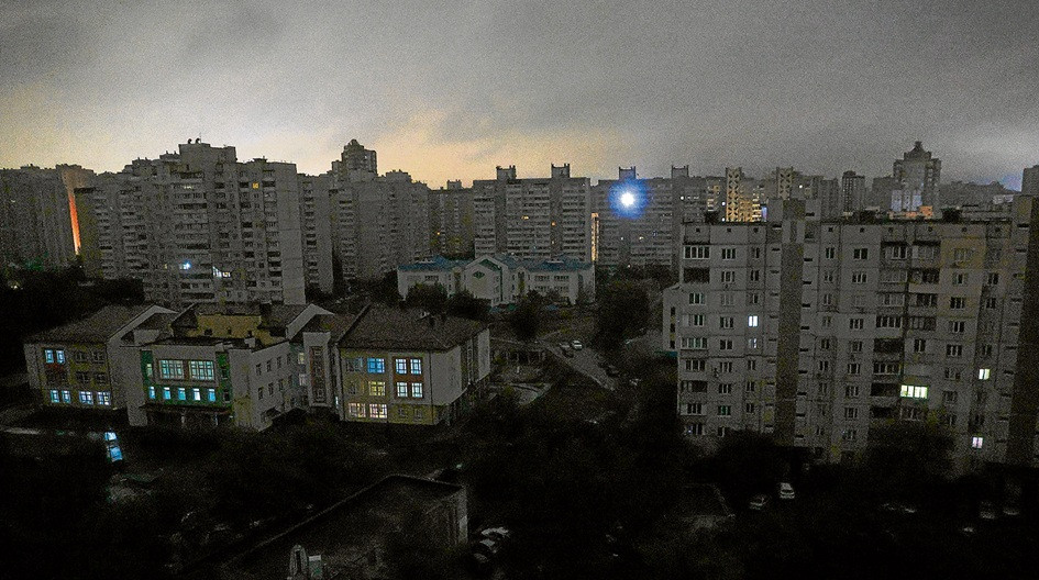 Ataques rusos causan cortes de energía generalizados en Ucrania.