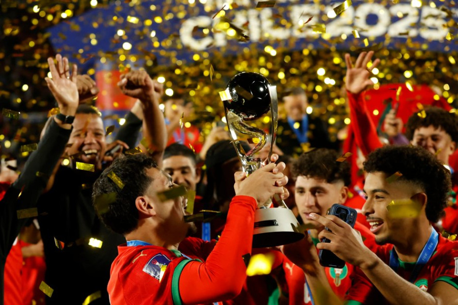 Jugadores de Marruecos levantan el trofeo de campeones este domingo, tras ganar la final de la Copa del Mundo Sub-20 entre Argentina y Marruecos en el estadio Nacional Julio Martínez Prádanos en Santiago (Chile).