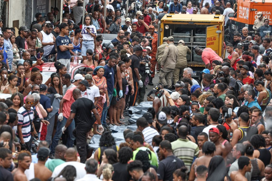 Personas observan cuerpos sin vida en una calle este miércoles, en Río de Janeiro (Brasil).