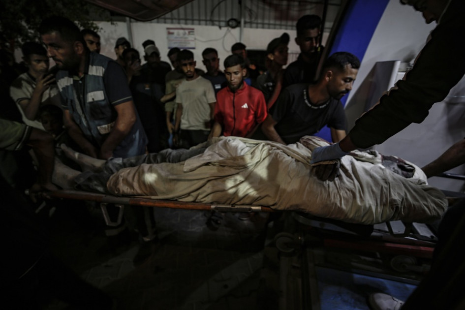 El cuerpo de un hombre es entregado al hospital Al Shifa tras un ataque aéreo israelí en el edificio Al Andalousia en el oeste de la ciudad de Gaza, el 19 de octubre de 2025.