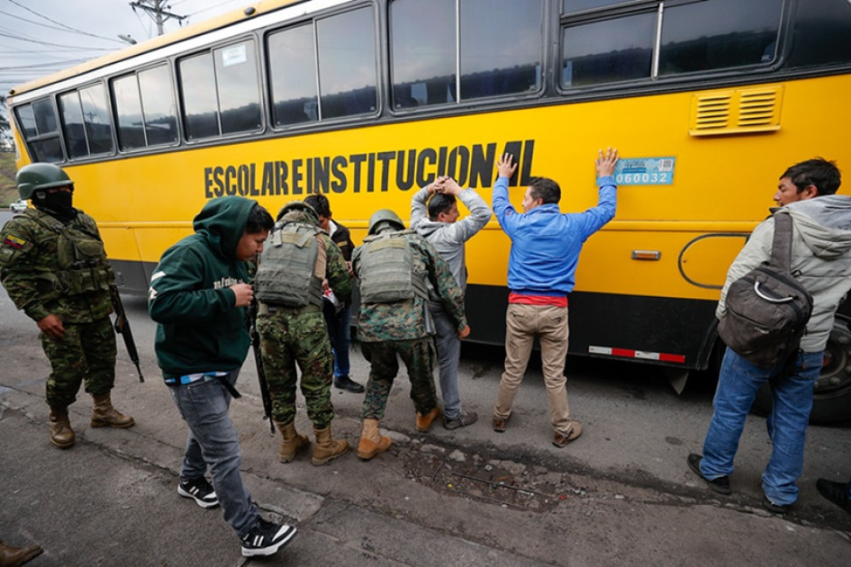 Foto | EFE | LA PATRIA  Integrantes de las Fuerzas Armadas de Ecuador revisan a un grupo de personas, en Los Chasquis, provincia de Cotopaxi (Ecuador).
