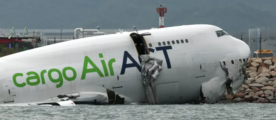 La aeronave de carga quedó parcialmente sumergida en el mar tras salirse de la pista durante el aterrizaje en el Aeropuerto Internacional de Hong Kong, en China.