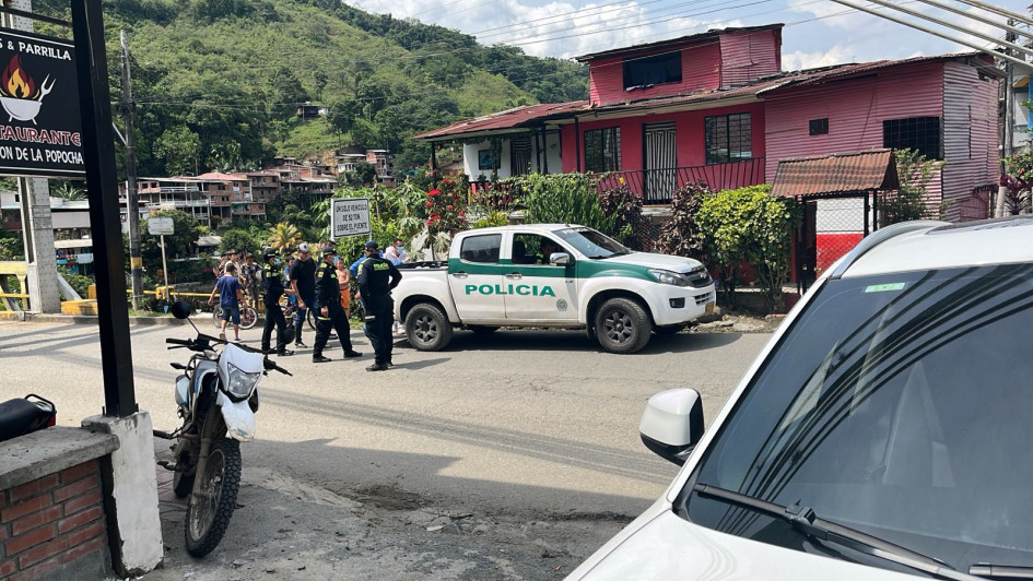 Las autoridades lo rescatan para llevarlo a Medicina Legal e identificarlo.