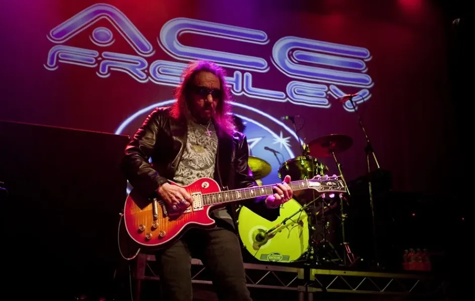 Ace Frehley, el guitarrista original de la banda KISS.