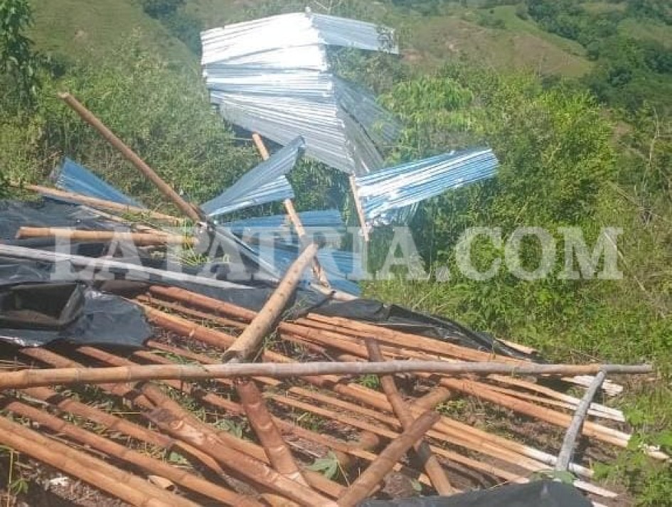Dos viviendas colapsaron ante los fuertes vientos y un niño sufrió lesiones graves tras el golpe de una teja de zinc. 