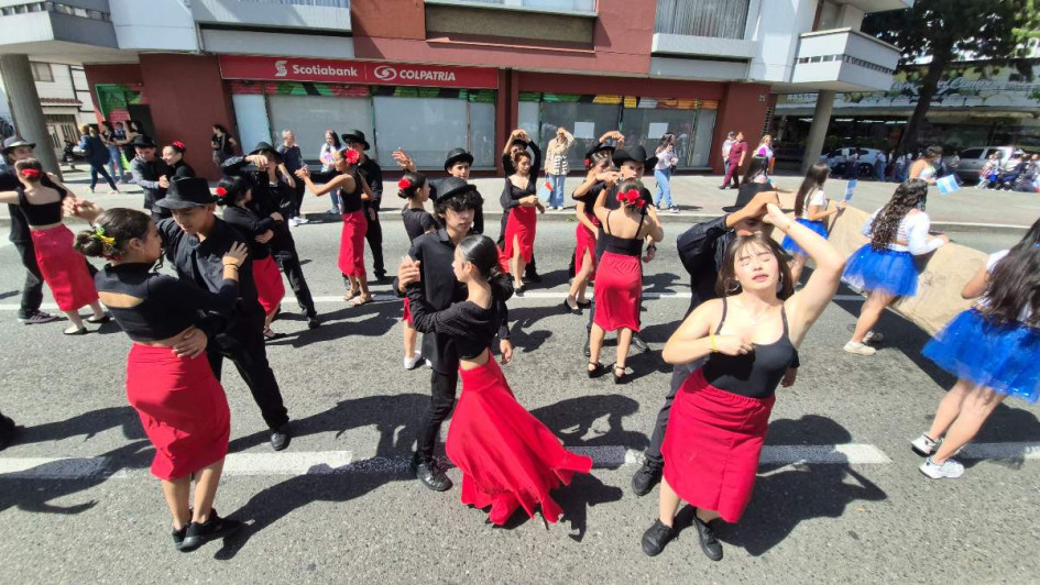 Estudiantes de la Escuela Normal Superior de Caldas representaron las culturas de diferentes países, entre ellas la de Argentina. 