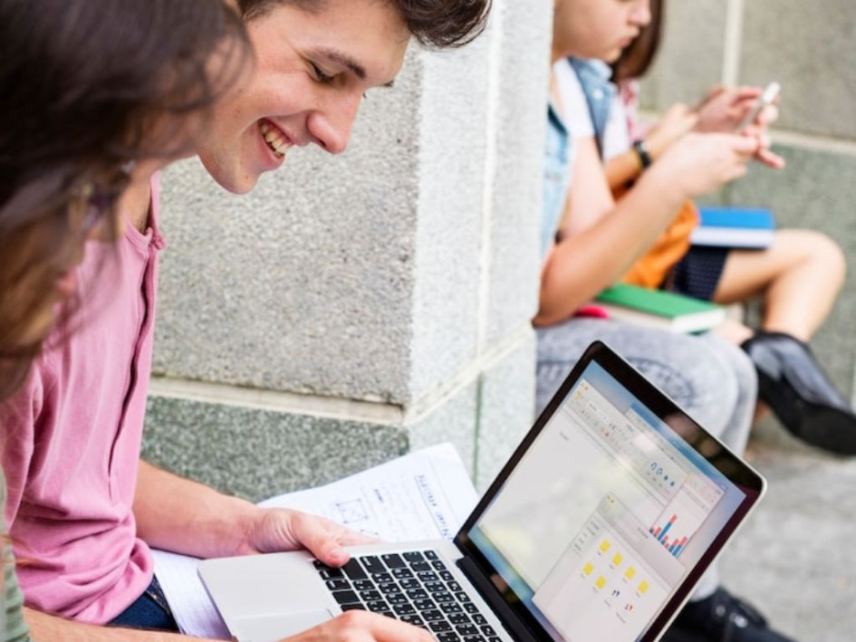 Se entregarán 17 becas completas (100%), 34 parciales del 70% y 48 parciales del 50%, que estarán dirigidas a programas en áreas estratégicas para el desarrollo del país. 