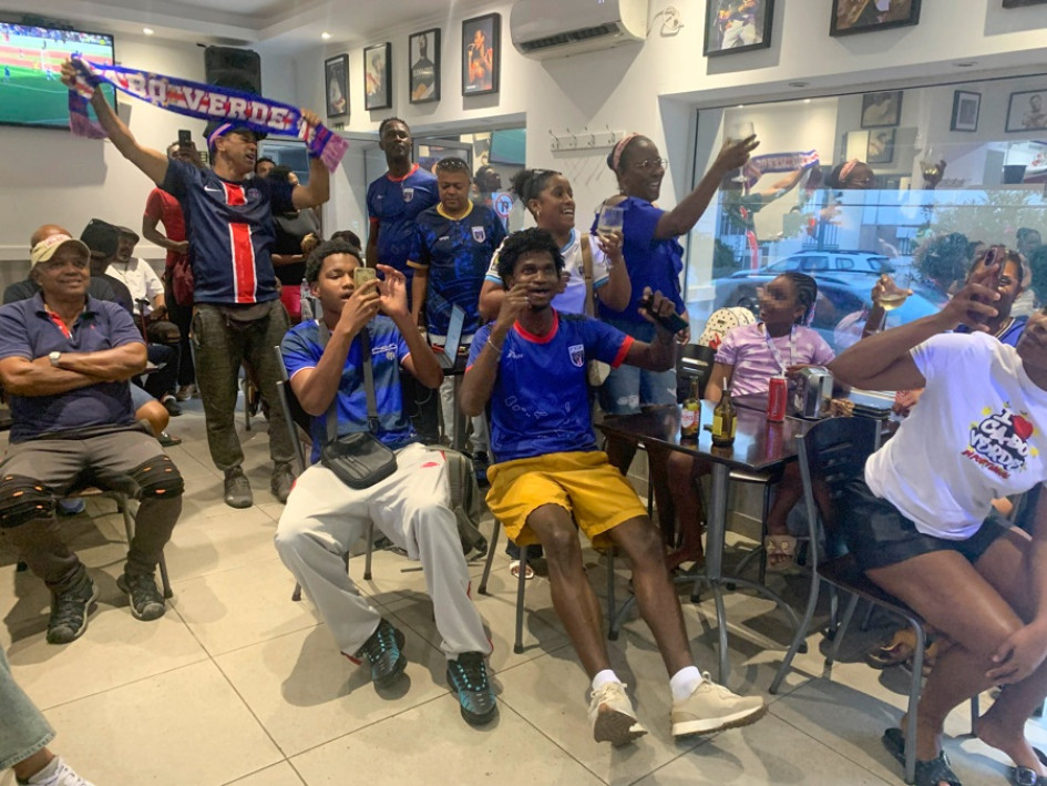 Aficionados caboverdianos este lunes en un bar en Amadora, ciudad portuguesa que pertenece a la región de Lisboa, donde siguieron la victoria de la selección de su país frente a Esuatini.