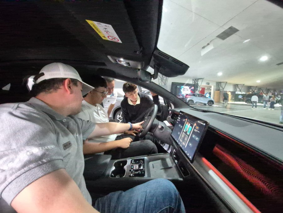 El asesor comercial, Andrés Felipe Marín y el visitante de la Autoferia en Casa Restrepo BYD, Sebastián Ochoa.