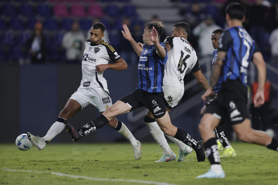 Richard Schunke (c) de Independiente del Valle disputa el balón con Vitor Hugo (i) y Ruan Tressoldi de Atlético Mineiro este martes, en un partido de la Copa Sudamericana entre Independiente del Valle y Atlético Mineiro en el estadio Banco Guayaquil, en Quito (Ecuador).