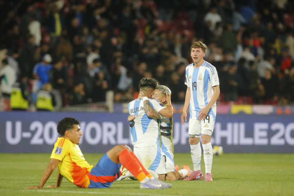 Jugadores de Argentina y Emilio Aristizábal (i) de Colombia reaccionan este miércoles, al finalizar un partido de las semifinales de la Copa del Mundo Sub-20 entre Argentina y Colombia en el estadio Nacional Julio Martínez Prádanos, en Santiago (Chile). 