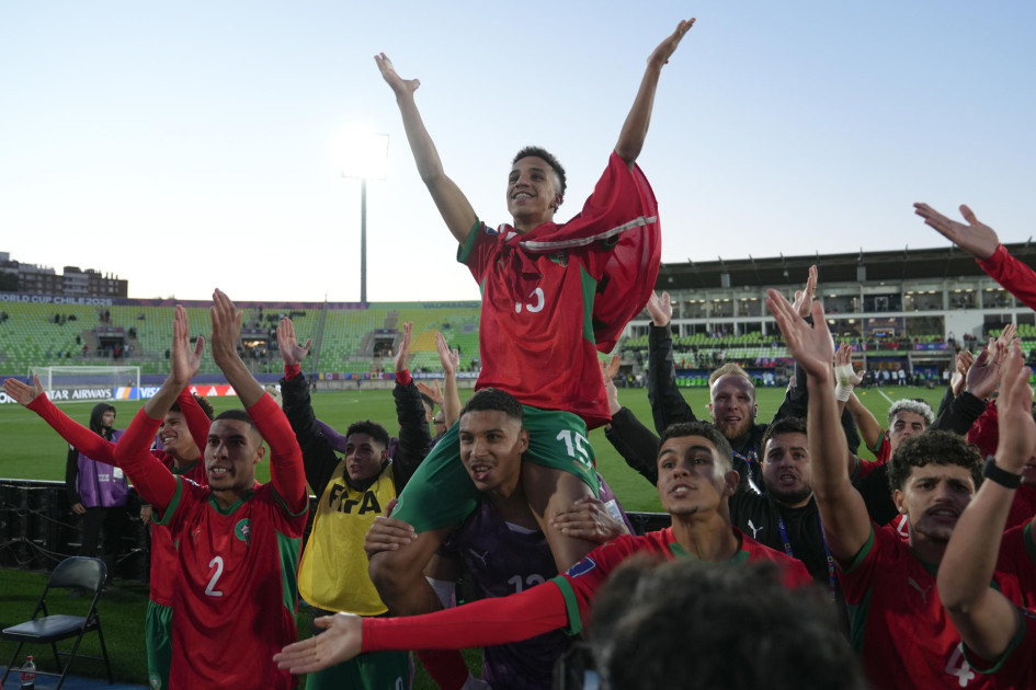 Jugadores de Marruecos celebran este miércoles, tras ganar un partido de las semifinales de la Copa del Mundo Sub-20 contra Francia en el estadio Elias Figueroa Brander en Valparaíso (Chile).