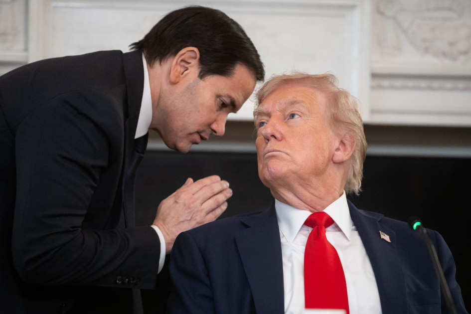 El secretario de Estado, Marco Rubio (izda), conversa con el presidente de Estados Unidos, Donald Trump, durante la rueda de prensa, 8 octubre 2025,en la que anunció que Israel y Hamás firmaron la primera fase de un marco de paz en Gaza.