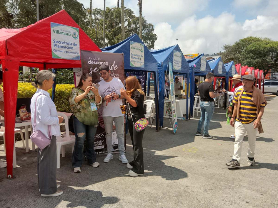 Los operadores y guías turísticos, así como los productores de café de origen, exponen hoy domingo (5 de octubre) en el Parque de Bolívar durante la segunda Feria Turística, donde se muestran las ofertas y bondades de esta tierra del Centrosur.