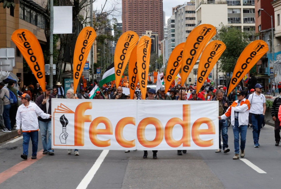 Fecode realizó este jueves una huelga nacional de 24 horas para exigir mejoras en el sistema de salud que atiende a los maestros. En la foto, la marcha de Bogotá.