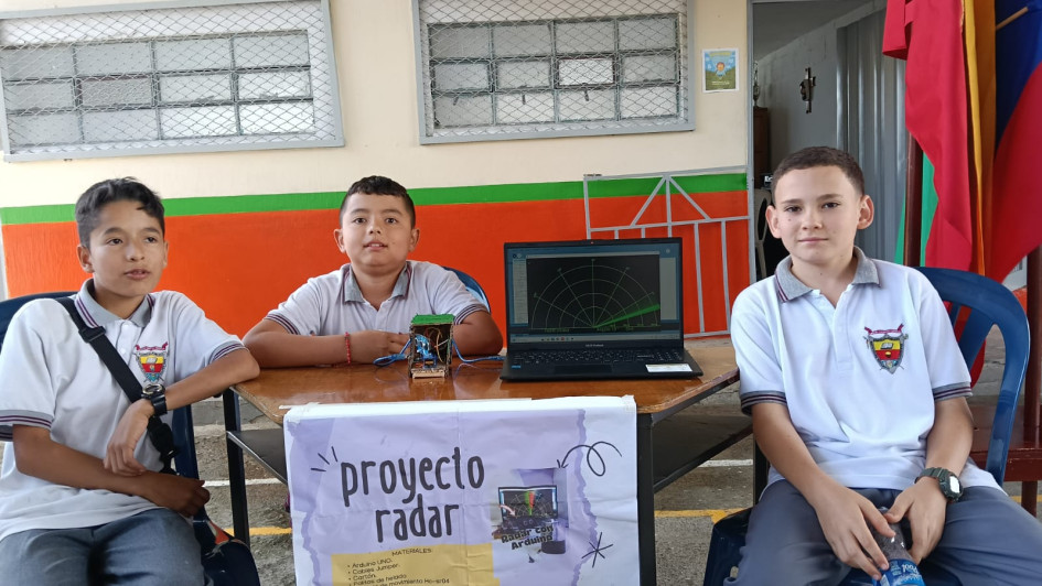 Con un Arduino UNO, cables jumper, un sensor ultrasónico HC-SR04, un servomotor, cartón y palitos de helado, los estudiantes construyeron un radar capaz de detectar objetos a su alrededor. El sensor envía ondas ultrasónicas que rebotan en los objetos cercanos y regresan al dispositivo, calculando la distancia por el tiempo de eco.