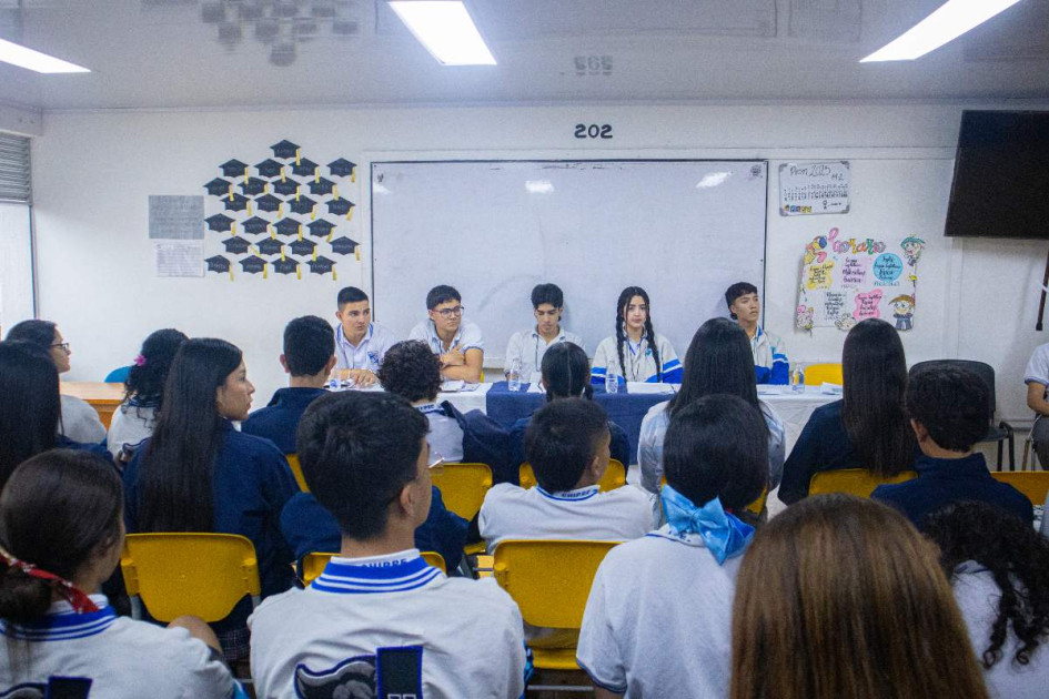 Los estudiantes del Instituto Chipre discutieron el papel de la tecnología en la educación.