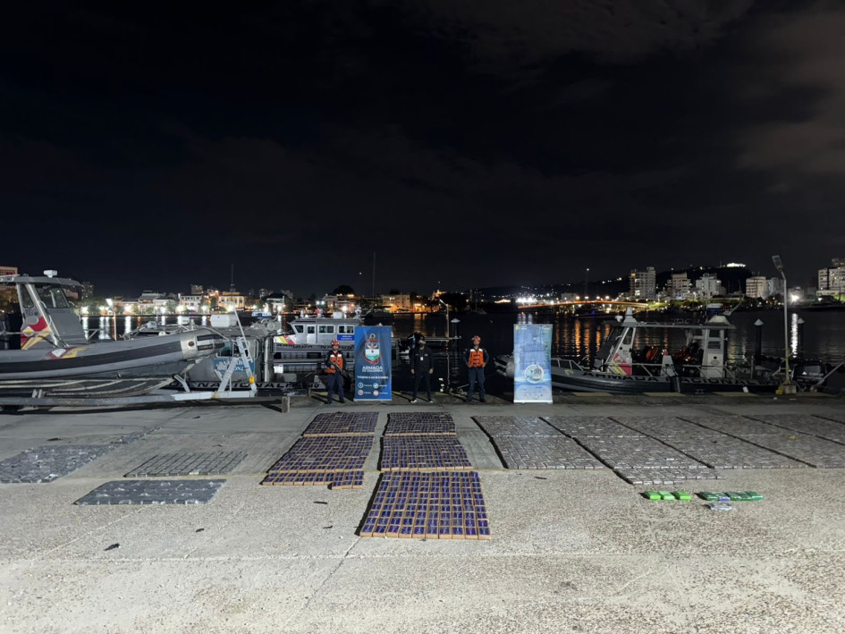 Unidades de Guardacostas de la Armada de Colombia, incautaron 1.9 toneladas de clorhidrato de cocaína que se encontraban ocultas al interior de un contenedor a bordo de un buque de carga para el transporte marítimo, que tenía como destino final un puerto en España.