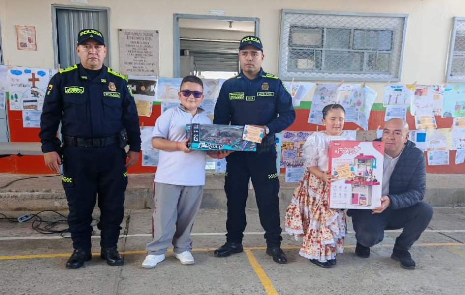 Valery Restrepo Alvarez y Daniel Nieto Gallego, ganadores del concurso de dibujo en San Bartolomé (Pácora). 