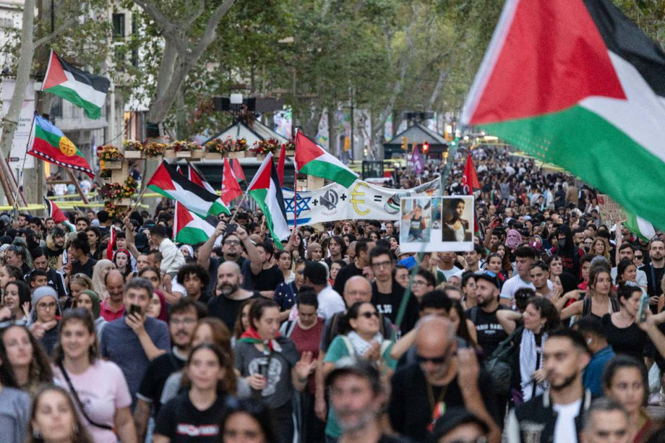 Concentración en la que unas 70.000 personas se han manifestado este sábado por el centro de Barcelona para pedir el fin del genocidio israelí en Gaza . 