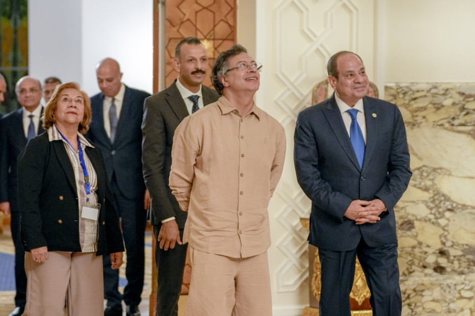 Gustavo Petro (c), la canciller de Colombia, Rosa Yolanda Villavicencio Mapy (i) durante su reunión con el presidente de Egipto, Abdelfatah al Sisi (d) este viernes, en El Cairo (Egipto).