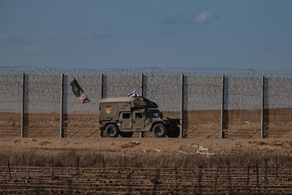 Patrullas israelíes a lo largo de la frontera israelí con Gaza en el sur de Israel después de retirarse de la Franja de Gaza tras el acuerdo entre Israel y Hamás.