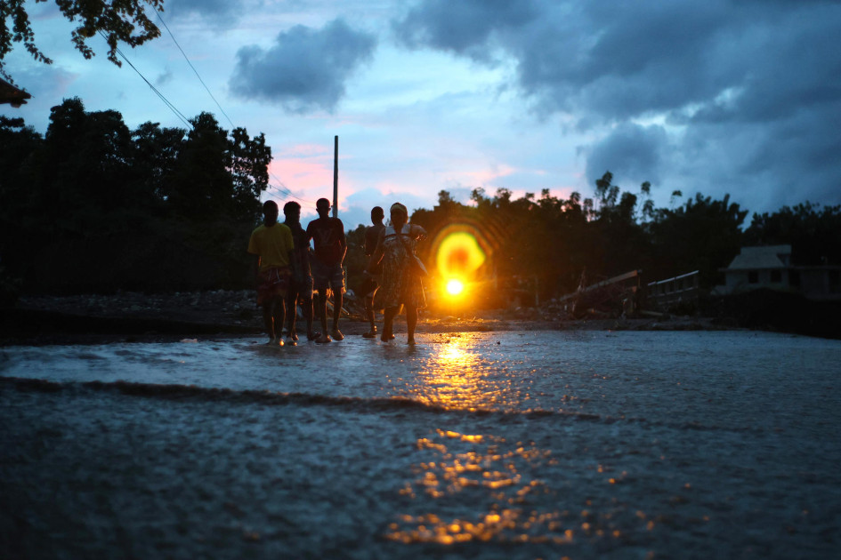 Al menos 23 personas murieron, entre ellas una veintena por la crecida de un río, otras 17 resultaron heridas y 13 permanecen desaparecidas por el paso del huracán Melissa por Haití, mientras continúan las lluvias torrenciales en varias regiones del país