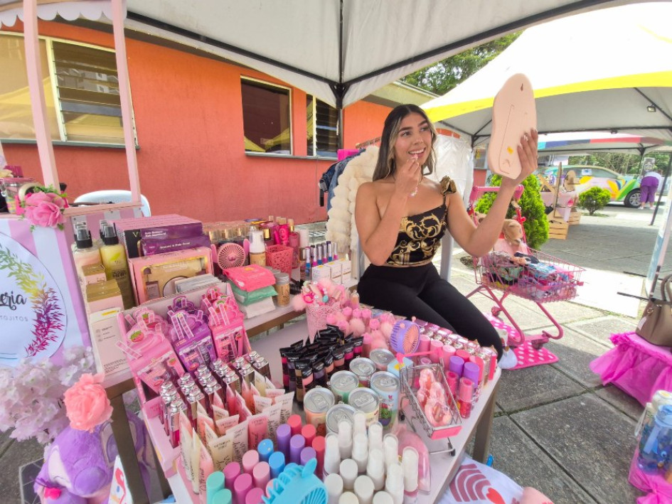 Michelle Giraldo Loaiza, fundadora y propietaria de la Cositería, demuestra la pasión con la vende su amplio portafolio de productos