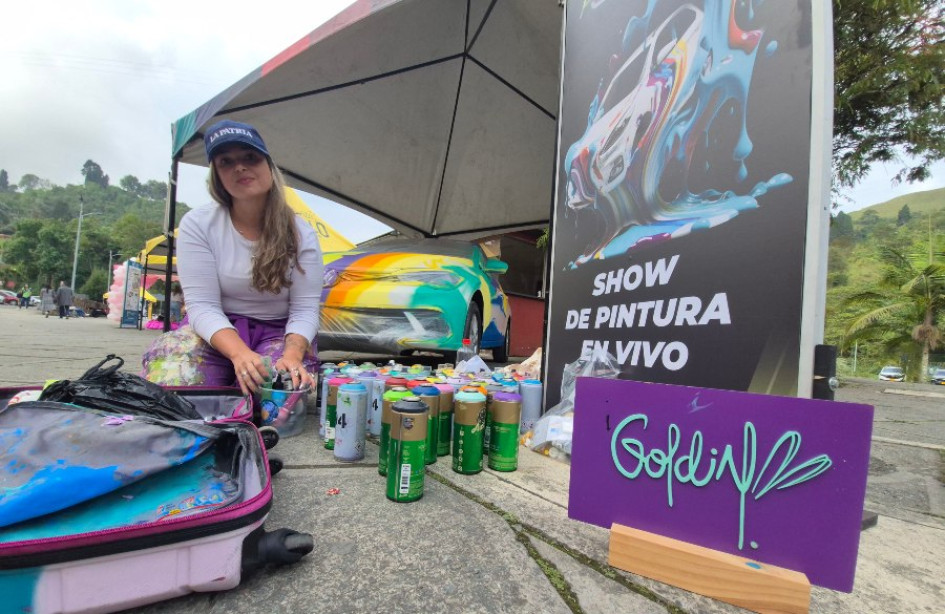 La artista Alejandra Arias, "La Goldin", dio el toque artístico a la Autoferia con esta intervención artística a un Volkswagen.