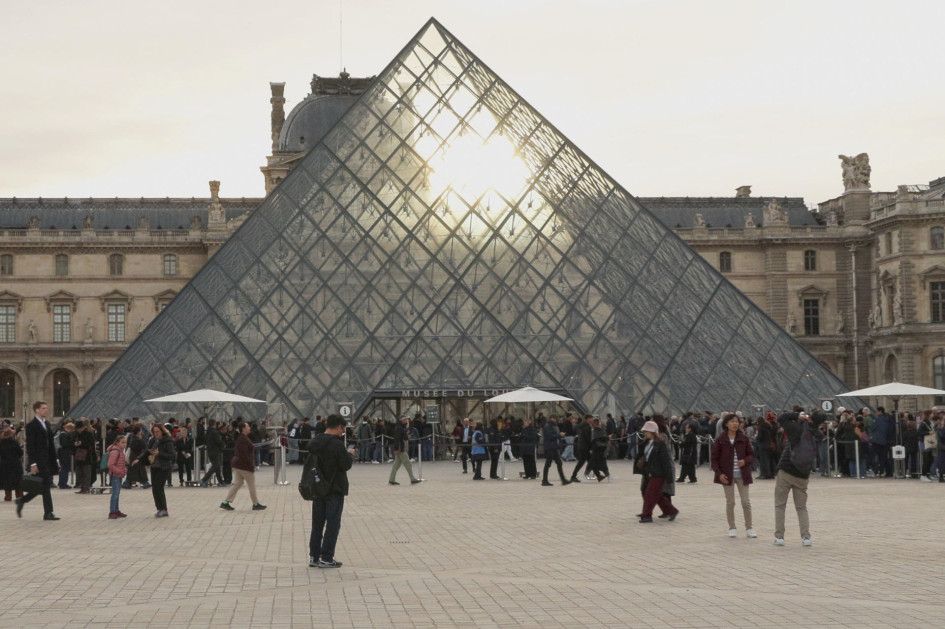 El Louvre, en París (Francia), es el museo más visitado del mundo.