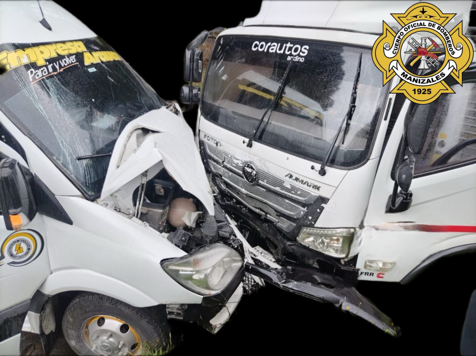 Foto | Cortesía Bomberos de Manizales | LA PATRIA  De los cinco lesionados en el choque, una mujer fue la más delicada. El bus transitaba entre Manizales y Marquetalia.