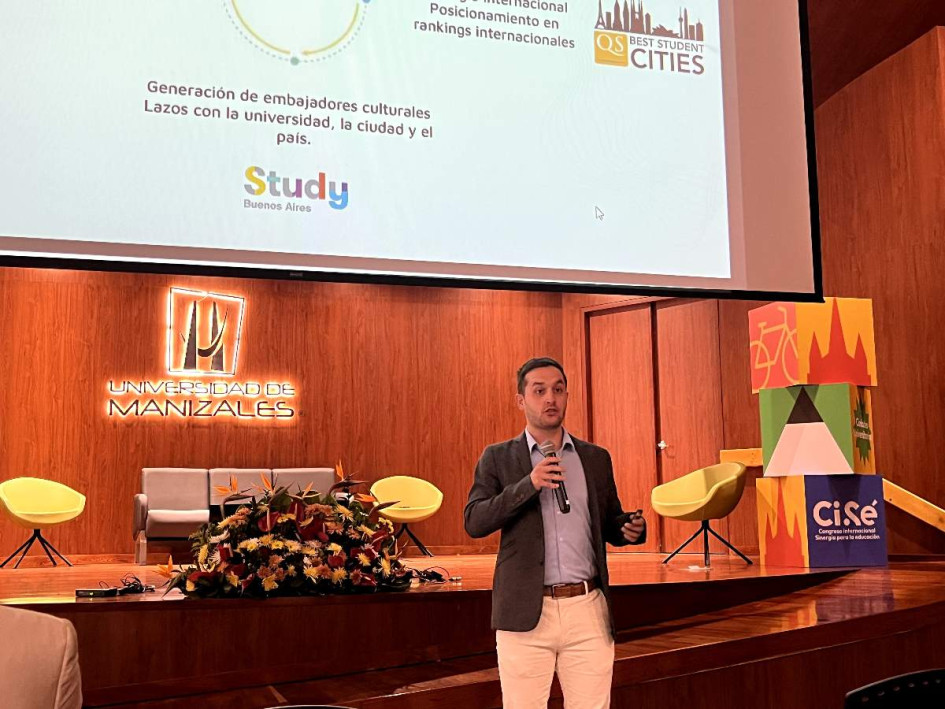 Mauro Alejo Guevara, licenciado en Ciencias Políticas en la Universidad de Buenos Aires, creador de la política Estadio en Buenos Aires consultor en internacionalización, durante su conferencia en la Universidad de Manizales.