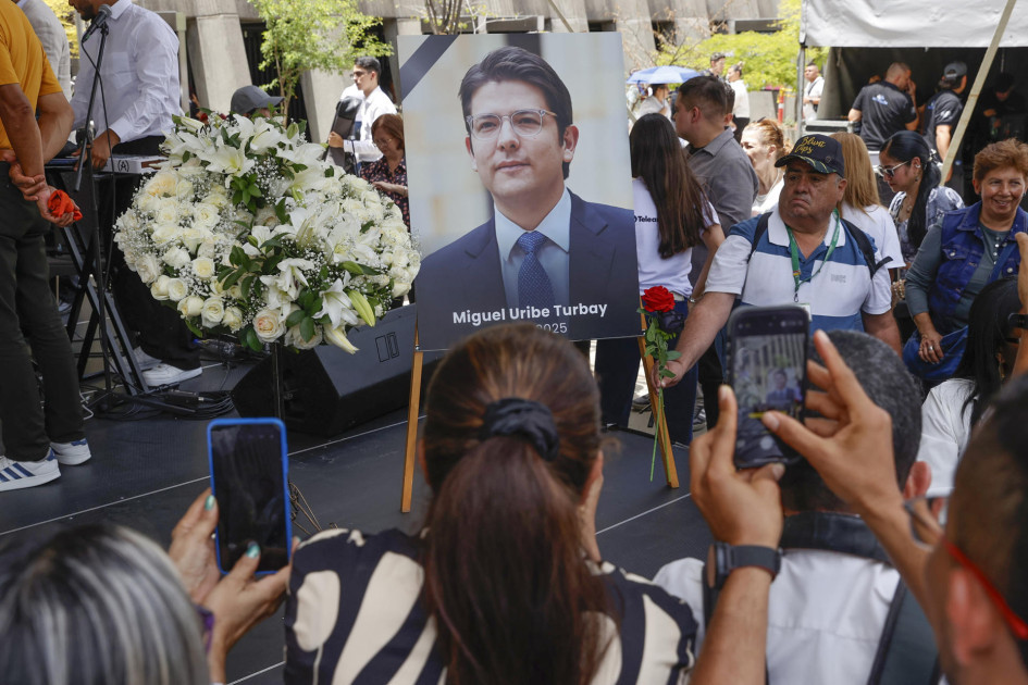 Personas tomaron fotografías a una imagen del fallecido senador y precandidato de Colombia Miguel Uribe Turbay, durante los homenajes que se le hicieron en el país tras su muerte.