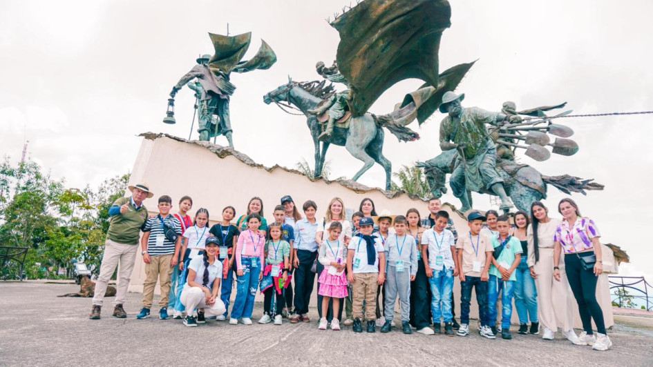 Sandra Patricia Álvarez Castro, secretaria de Integración y Desarrollo Social de Caldas acompañó a los niñas y niños en su recorrido. 