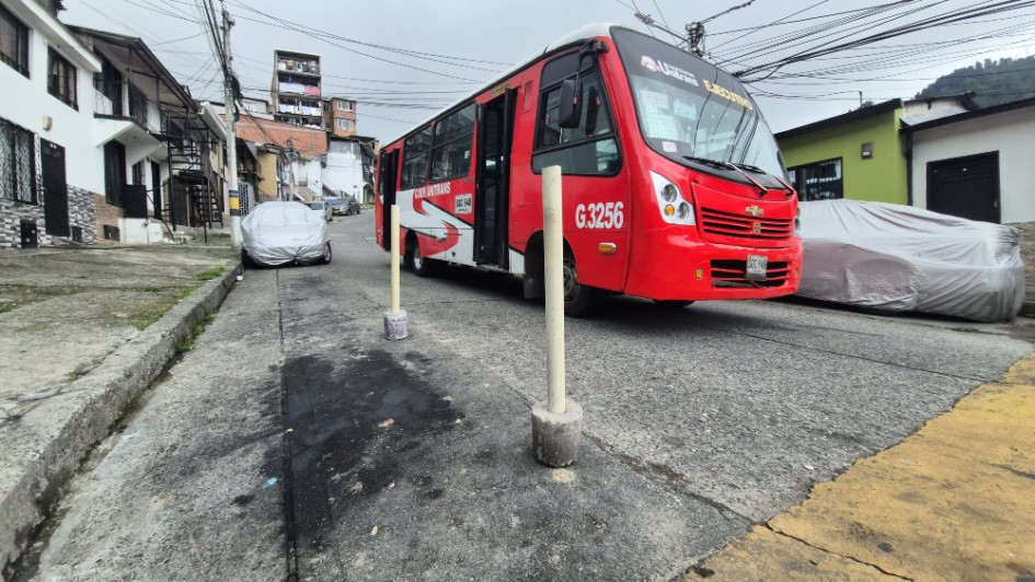 Los vecinos ubican estos postes para evitar que se parqueen vehículos en las afueras de sus viviendas.