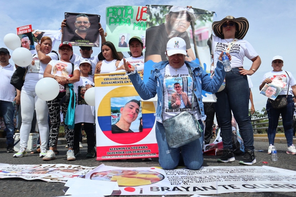 Foto | EFE | LA PATRIA Protestas de familiares de colombianos detenidos en Venezuela, el pasado sábado, en el puente internacional Simón Bolívar.