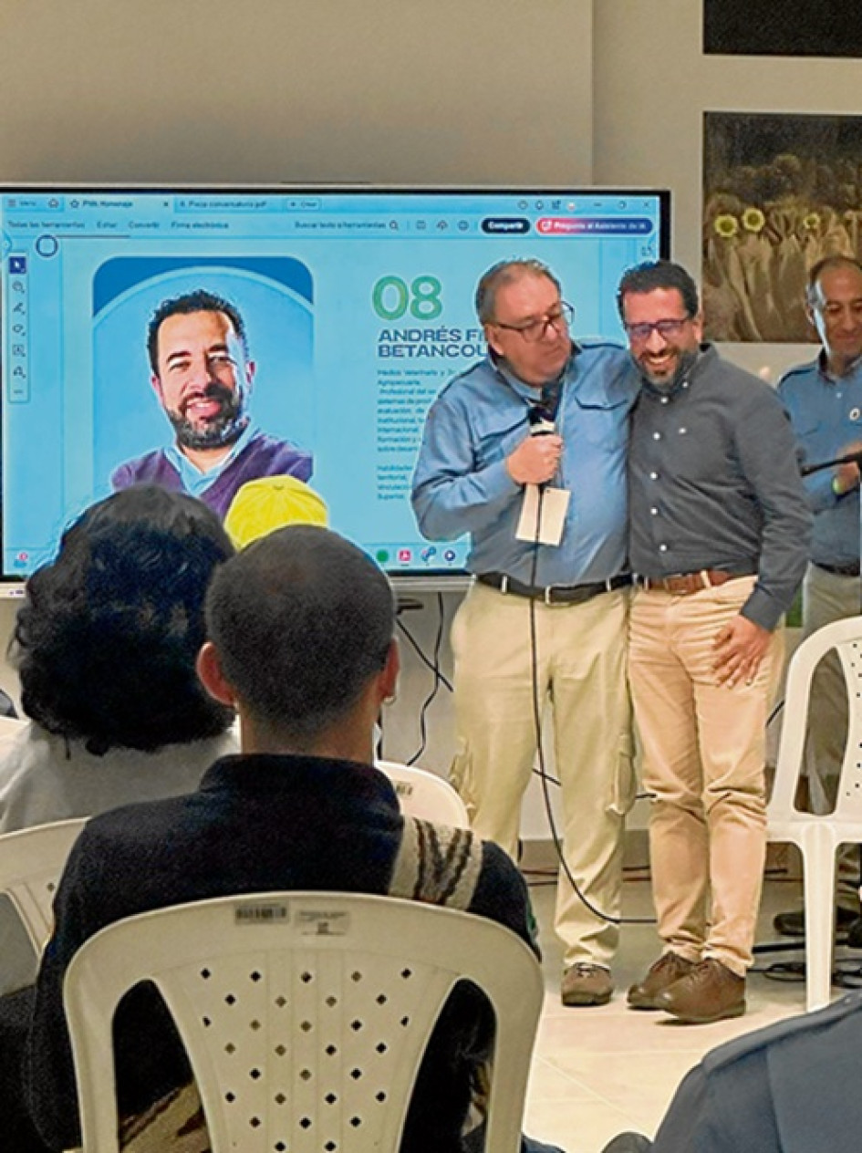 El secretario de Educación de Manizales, Andrés Felipe Betancourth, recibió un reconocimiento de Parques Nacionales por su labor ambiental en la institución.
