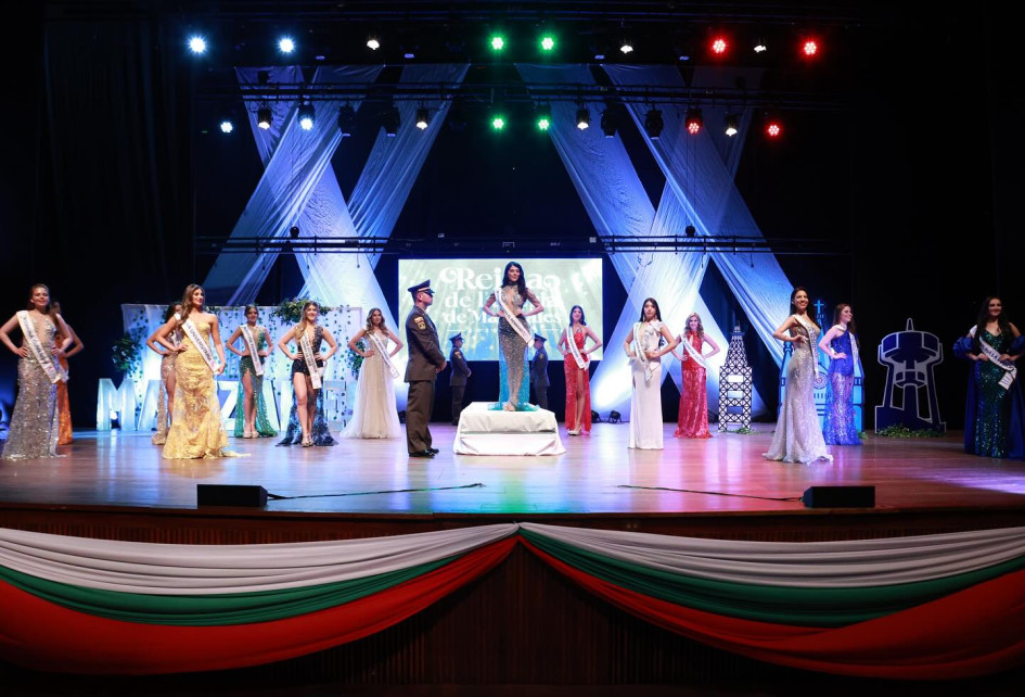 Las 14 candidatas del Reinado de la Feria de Manizales en sus vestidos de gala.